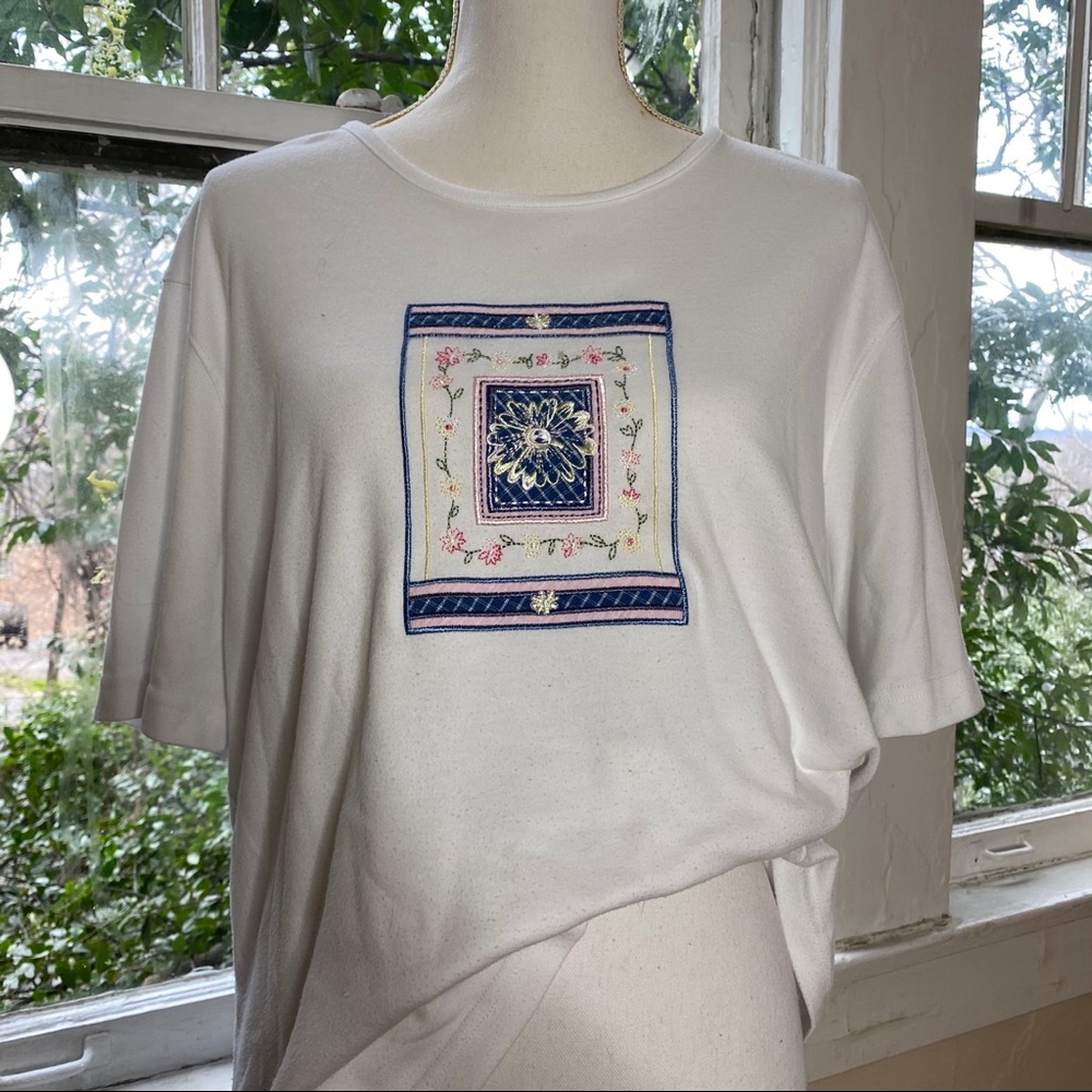 VINTAGE EMBROIDERED BLOOM TEE 🌼💞